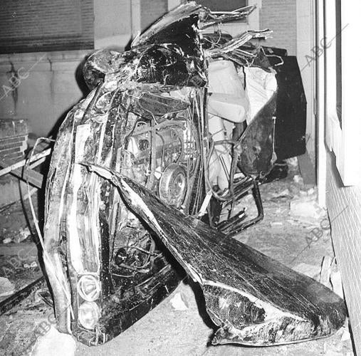 Restos del coche en el que viajaba Carrero Blanco